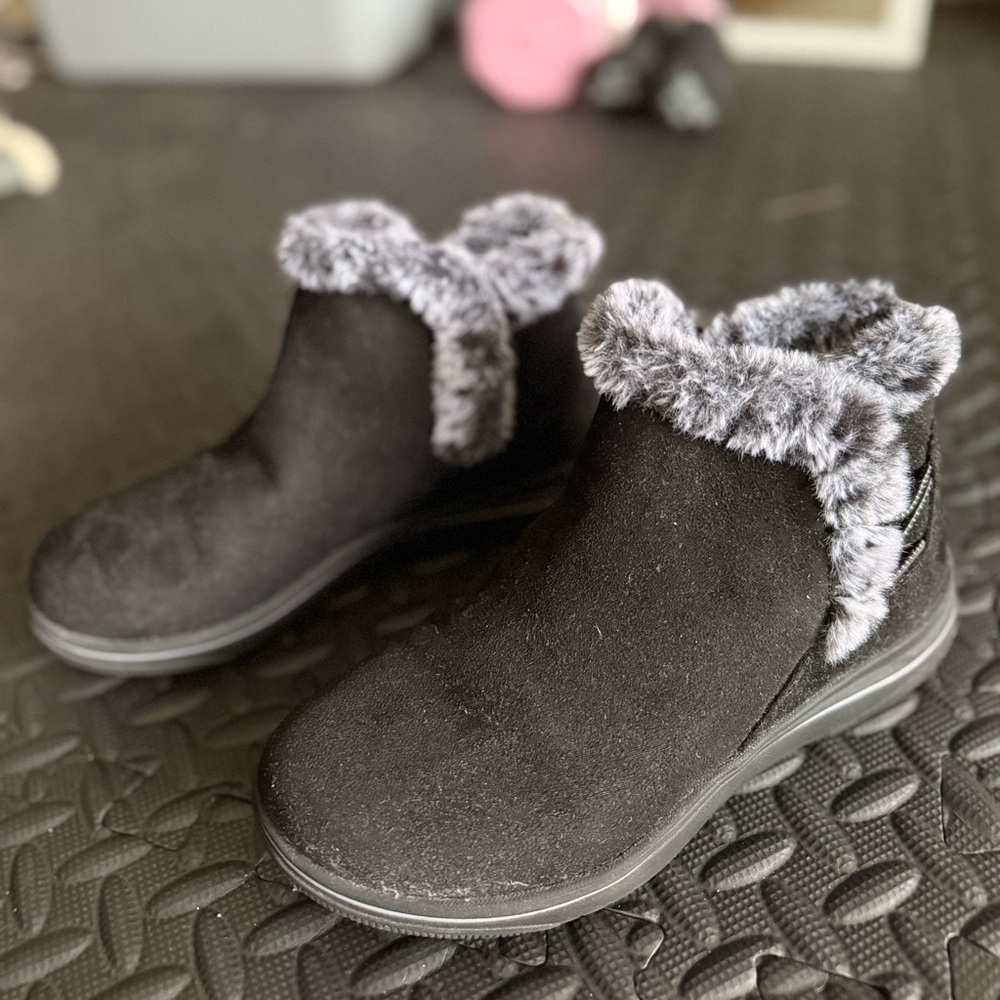 Clarks Black Boots with Gray Fur Trim